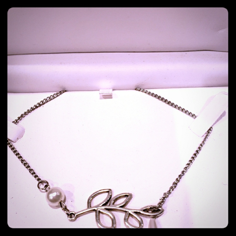 Leaf and pearl necklace white gold